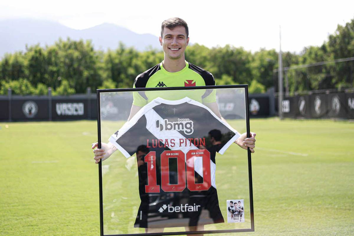 Lucas Piton posa com a camisa número 100