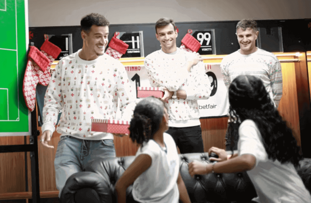 Coutinho, Léo Jardim e Vegetti em ação de Natal promovida pelo Vasco