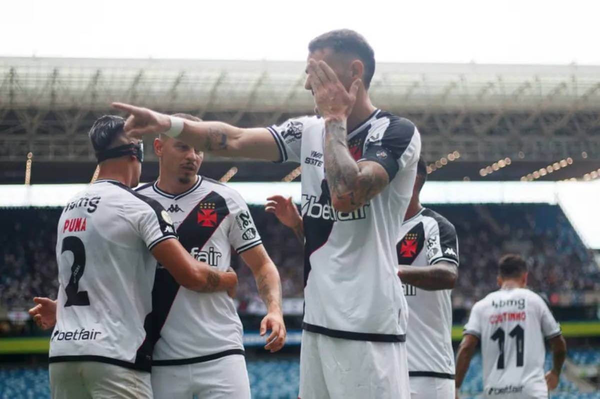 Vegetti comemorando gol contra o Cuiabá