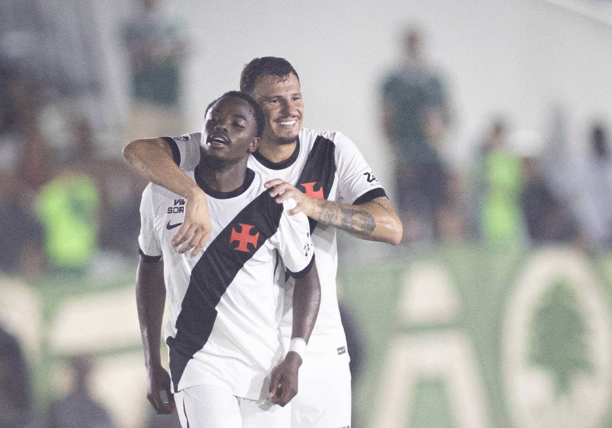 Gómez e Hugo Moura comemorando gol pelo Vasco