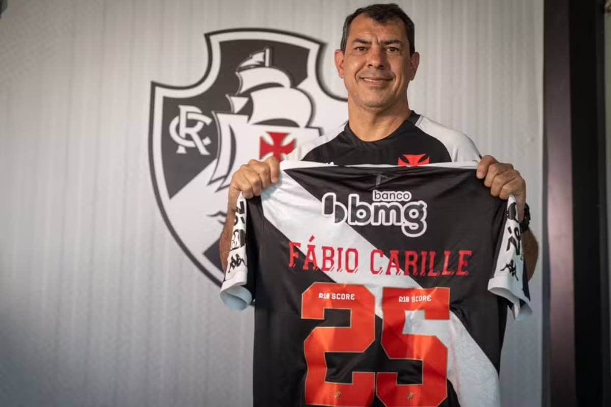 Carille posa com a camisa do Vasco