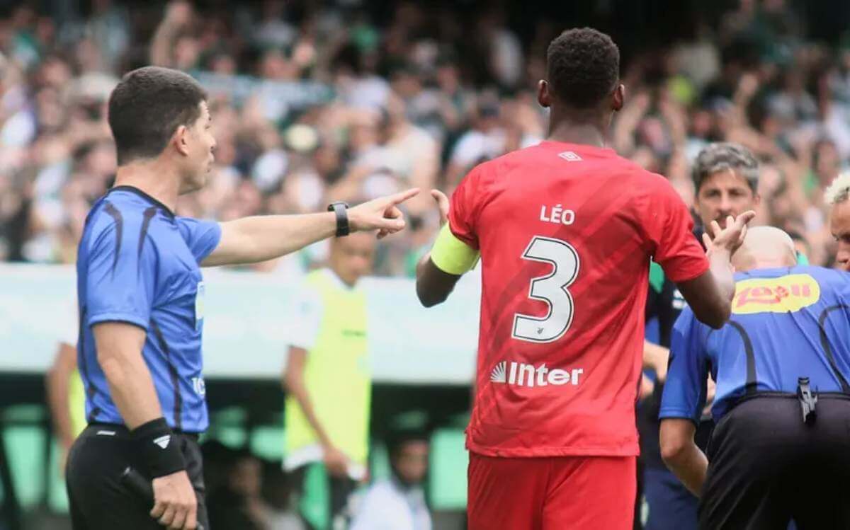 Léo foi vítima de racismo em Coritiba x Athletico-PR