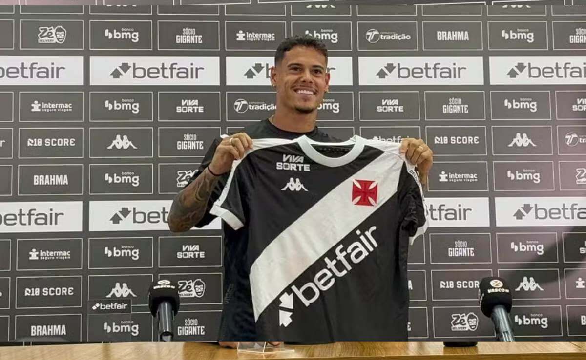 Lucas Freitas é apresentado pelo Vasco