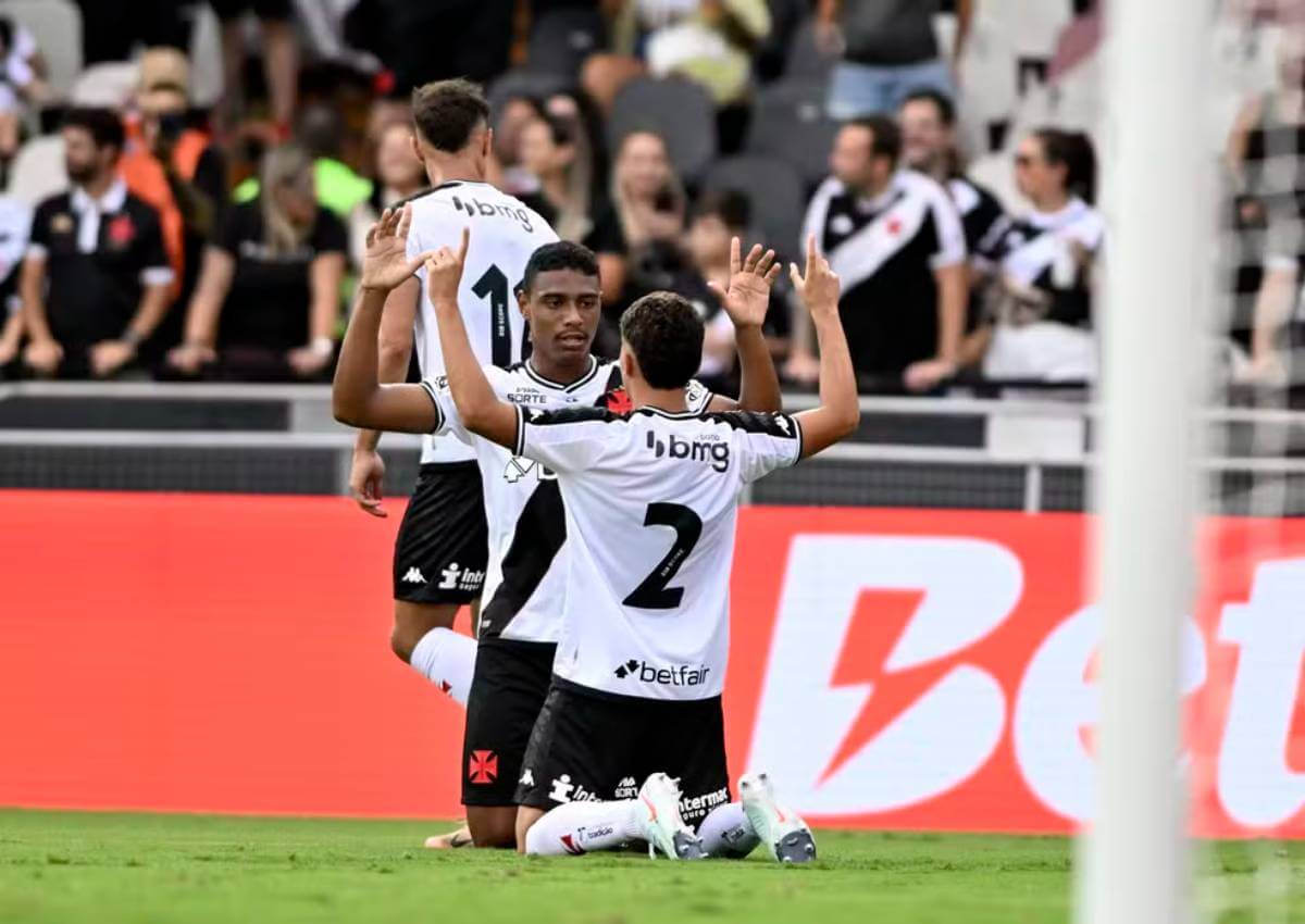 Lyncon e Paulinho comemorando gol