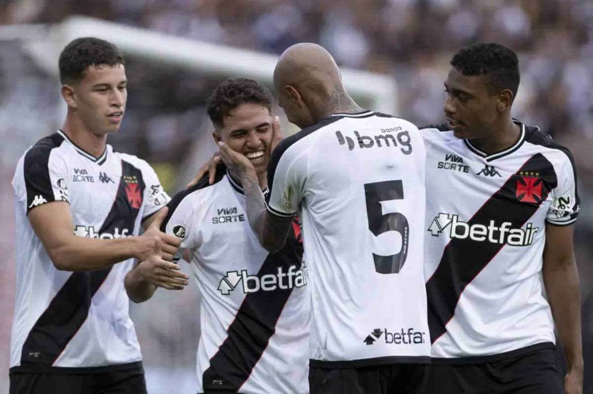 Jogadores do Vasco comemorando gol de Paulinho