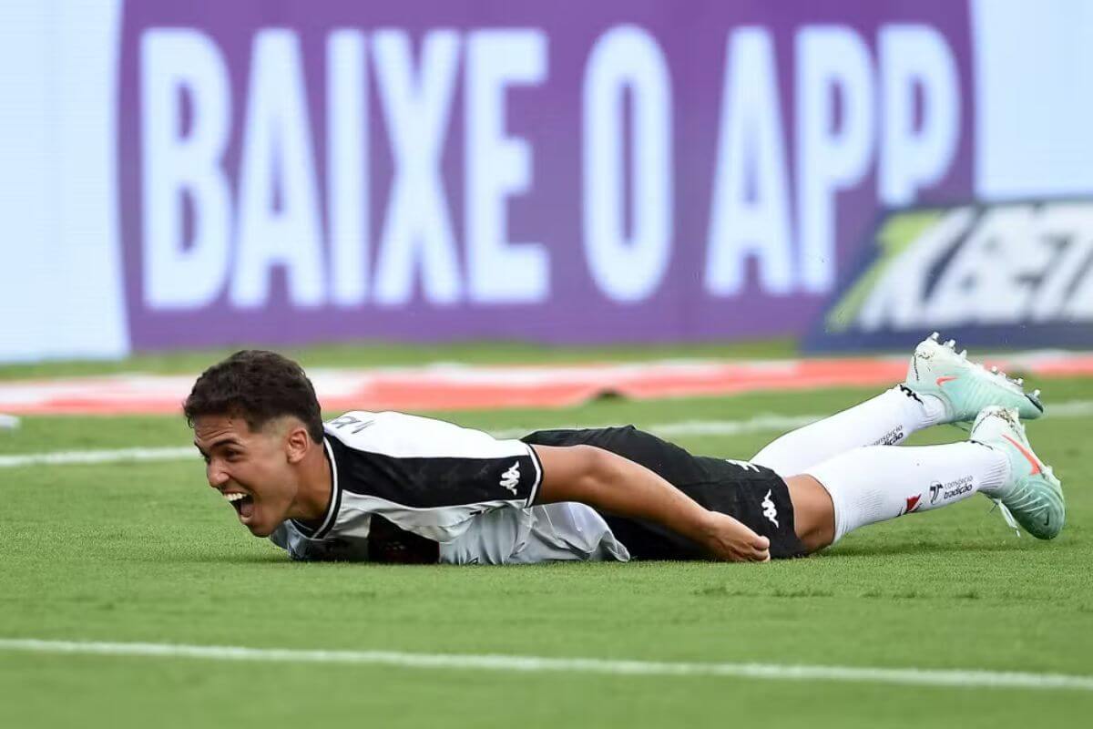 Paulinho comemorando gol contra o Nova Iguaçu