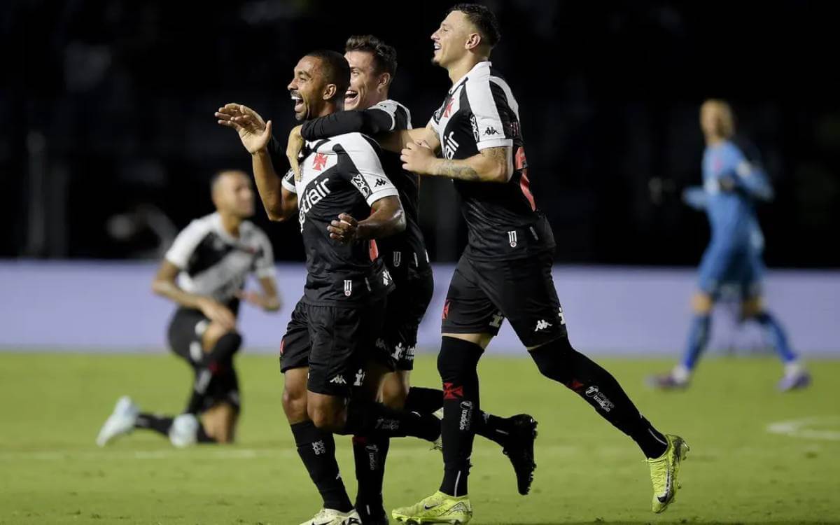 Paulo Henrique comemora gol diante do Maricá