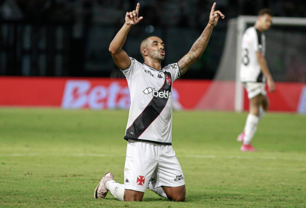 Paulo Henrique comemorando gol contra a Portuguesa-RJ