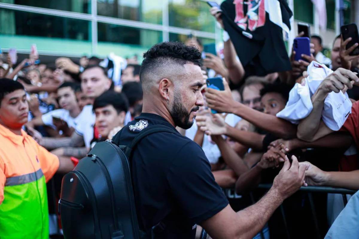 Payet atende torcida capixaba