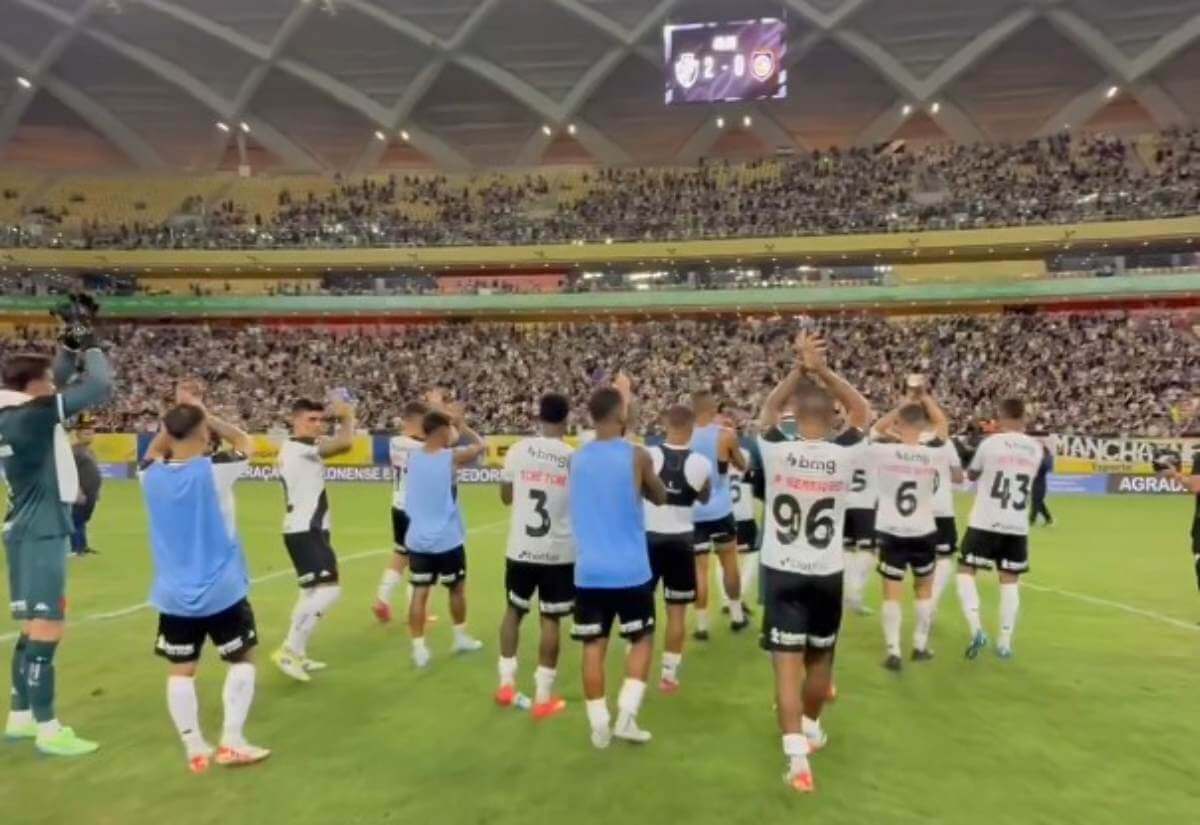 Jogadores aplaudem torcida do Vasco na Arena da Amazônia