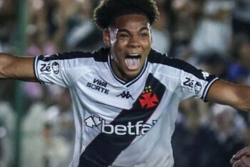 Walace comemorando gol pelo Vasco