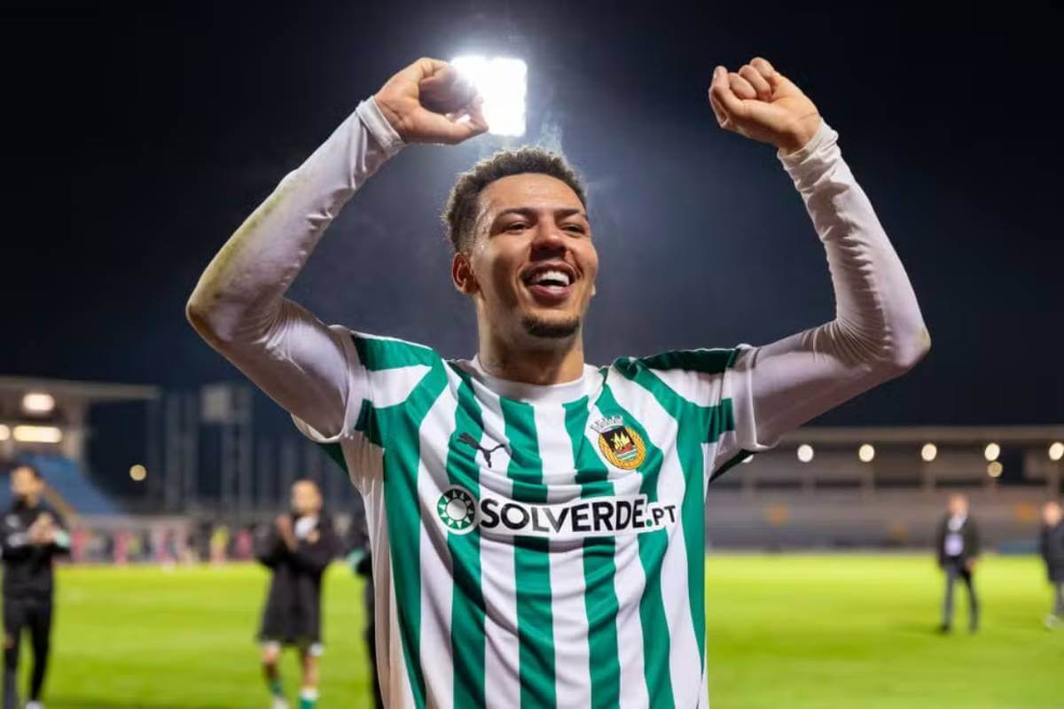 Clayton comemora gol marcado pelo Rio Ave