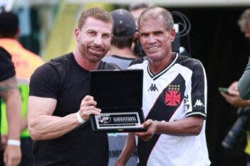 Geovani recebe homenagem do Vasco