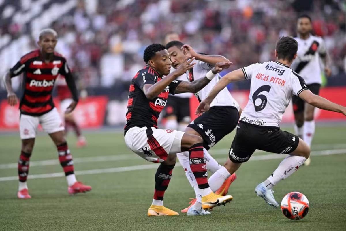 Piton e Mateus Carvalho em clássico contra o Flamengo