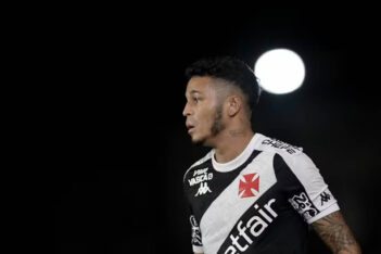 Adson em jogo contra o Santos