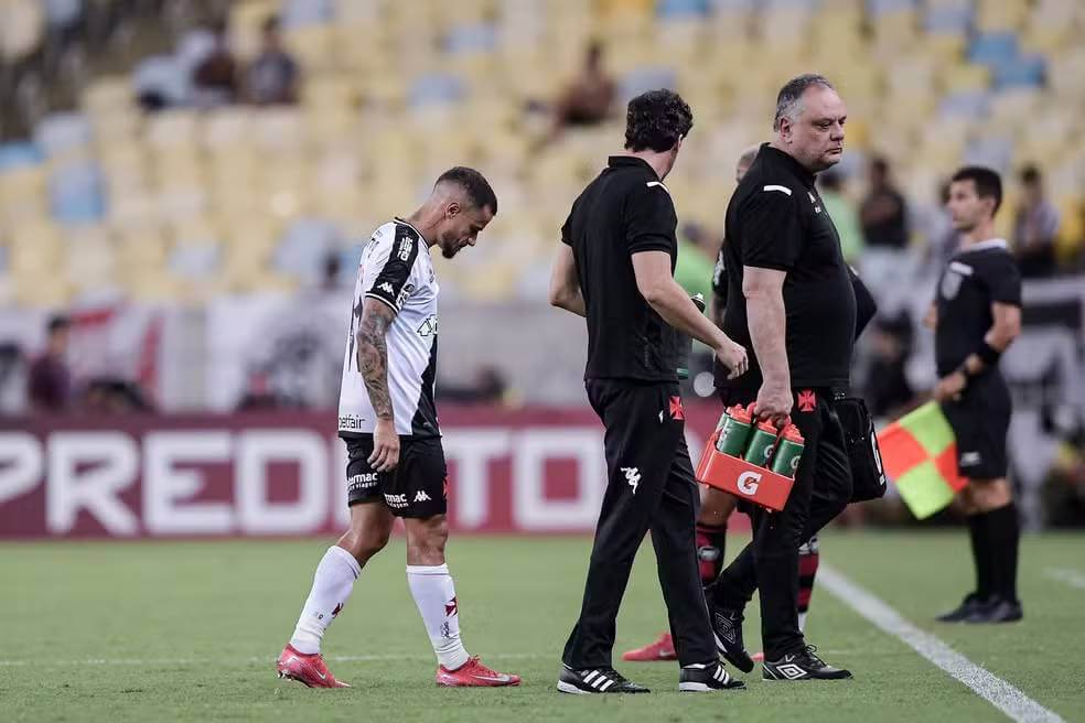 Coutinho deixa o Maracanã machucado