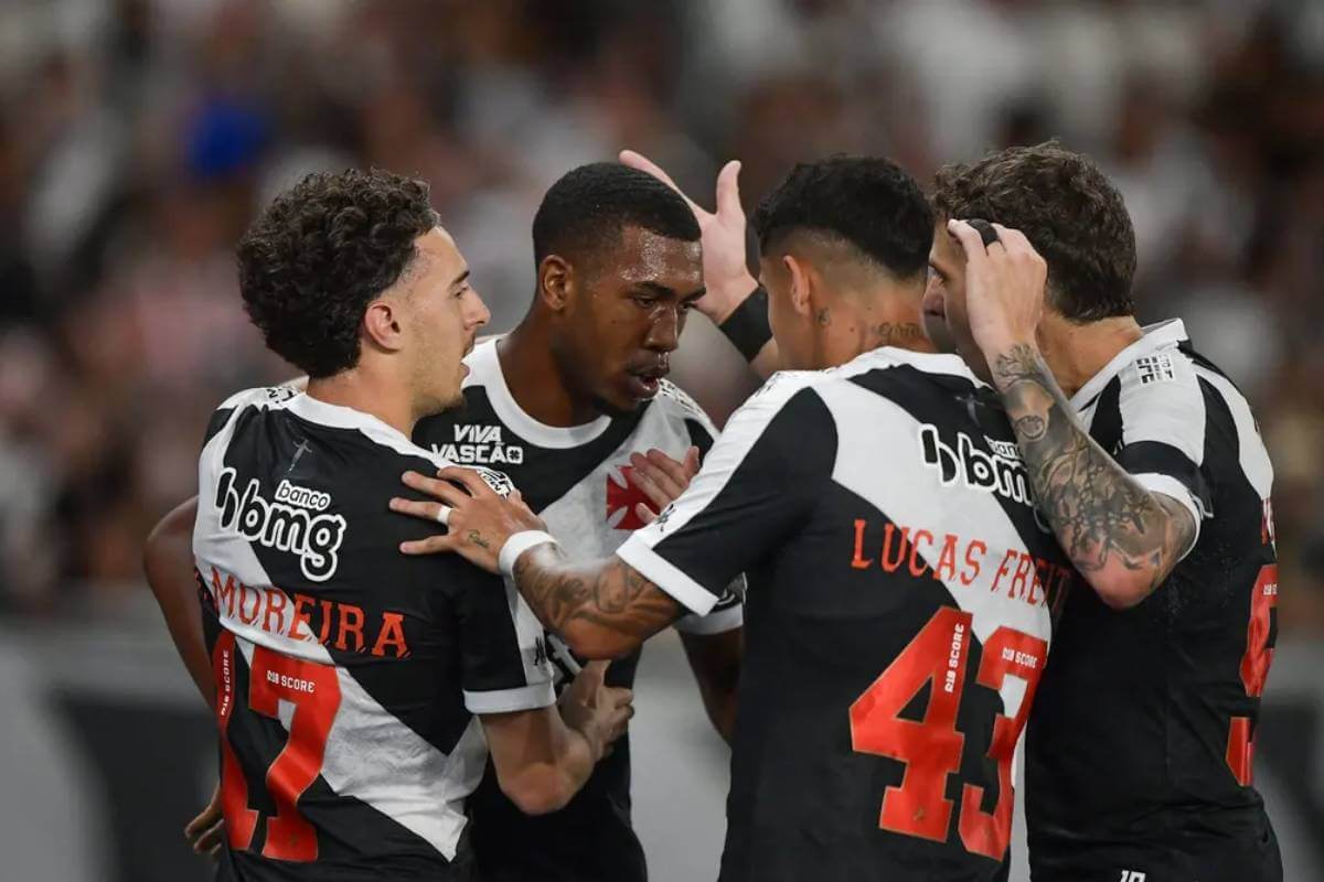 Jogadores do Vasco comemorando gol