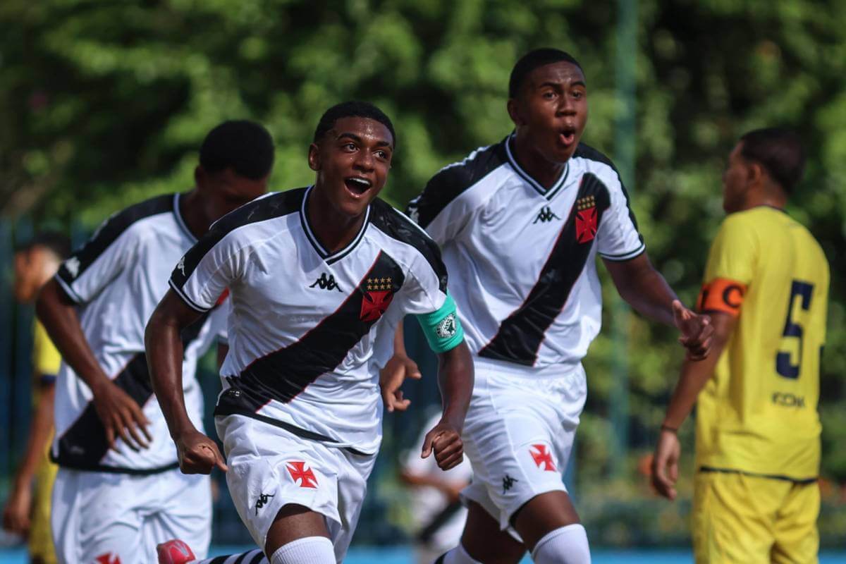 Jogadores do Sub-15 do Vasco comemorando a vitória