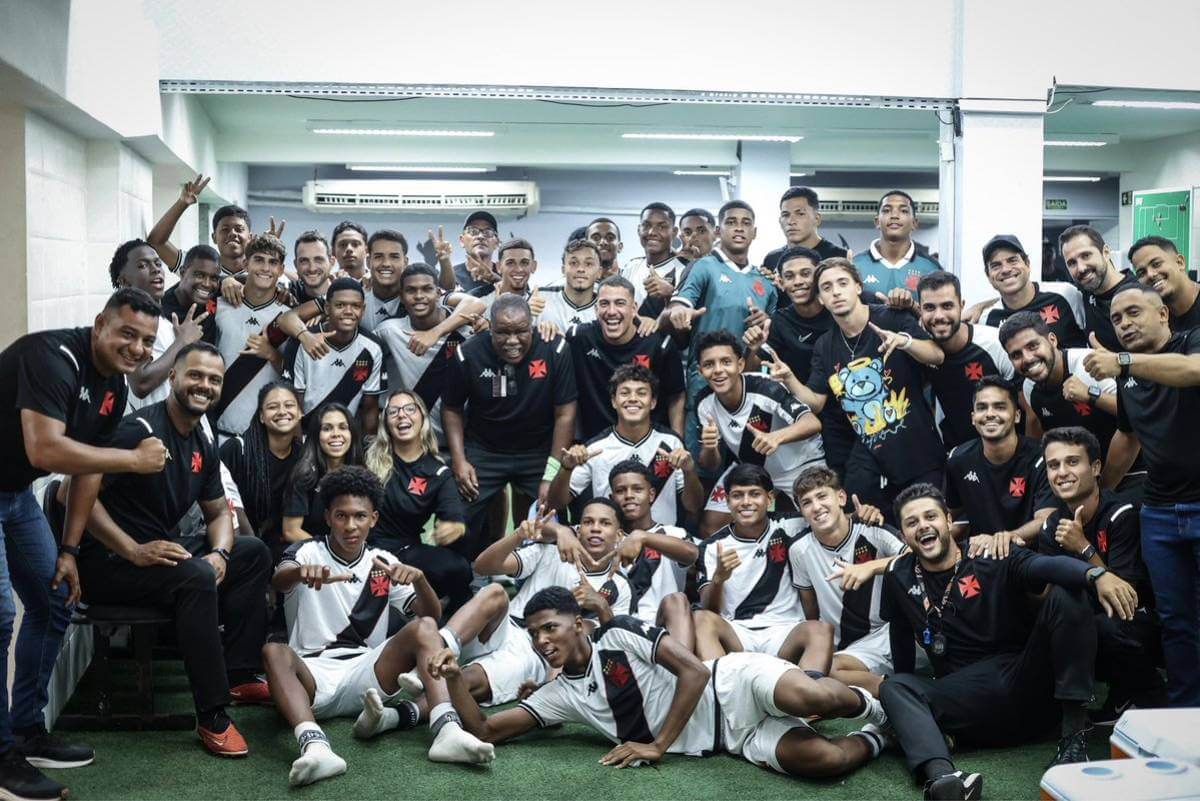 Jogadores do Vasco comemoram classificação