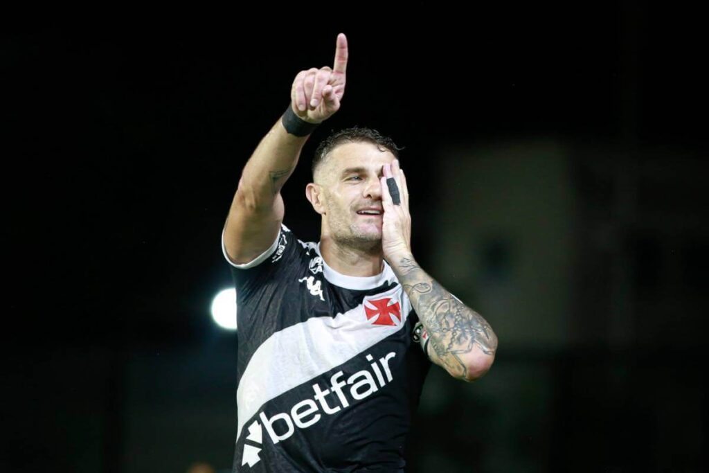Vegetti comemora gol contra o Santos