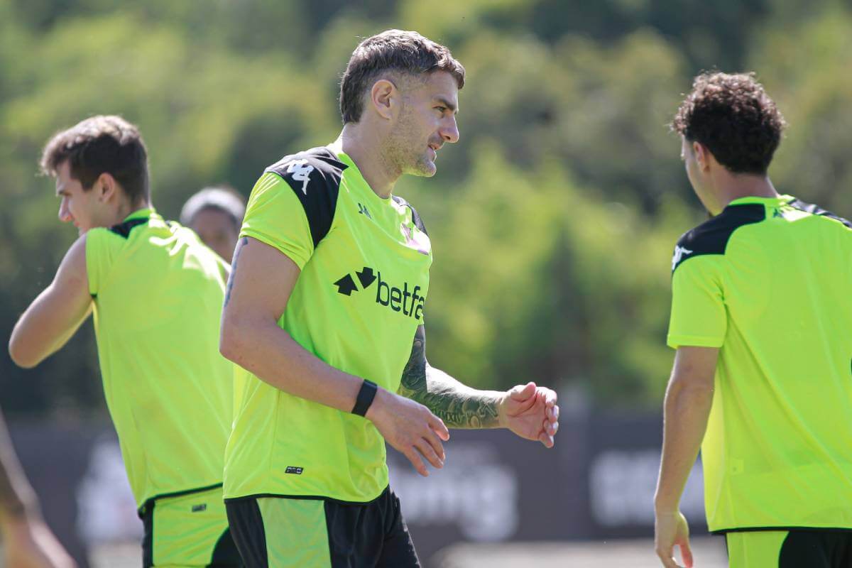 Vegetti em treino do Vasco