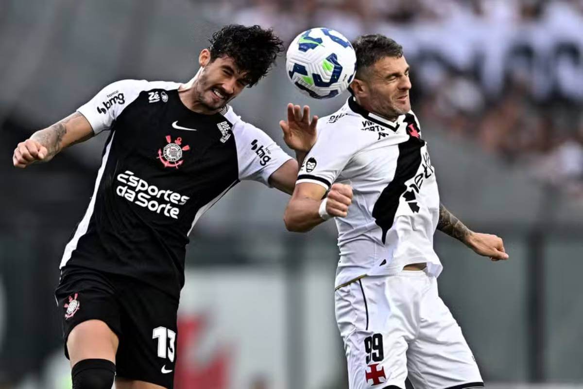 Vegetti disputa bola com Gustavo Henrique