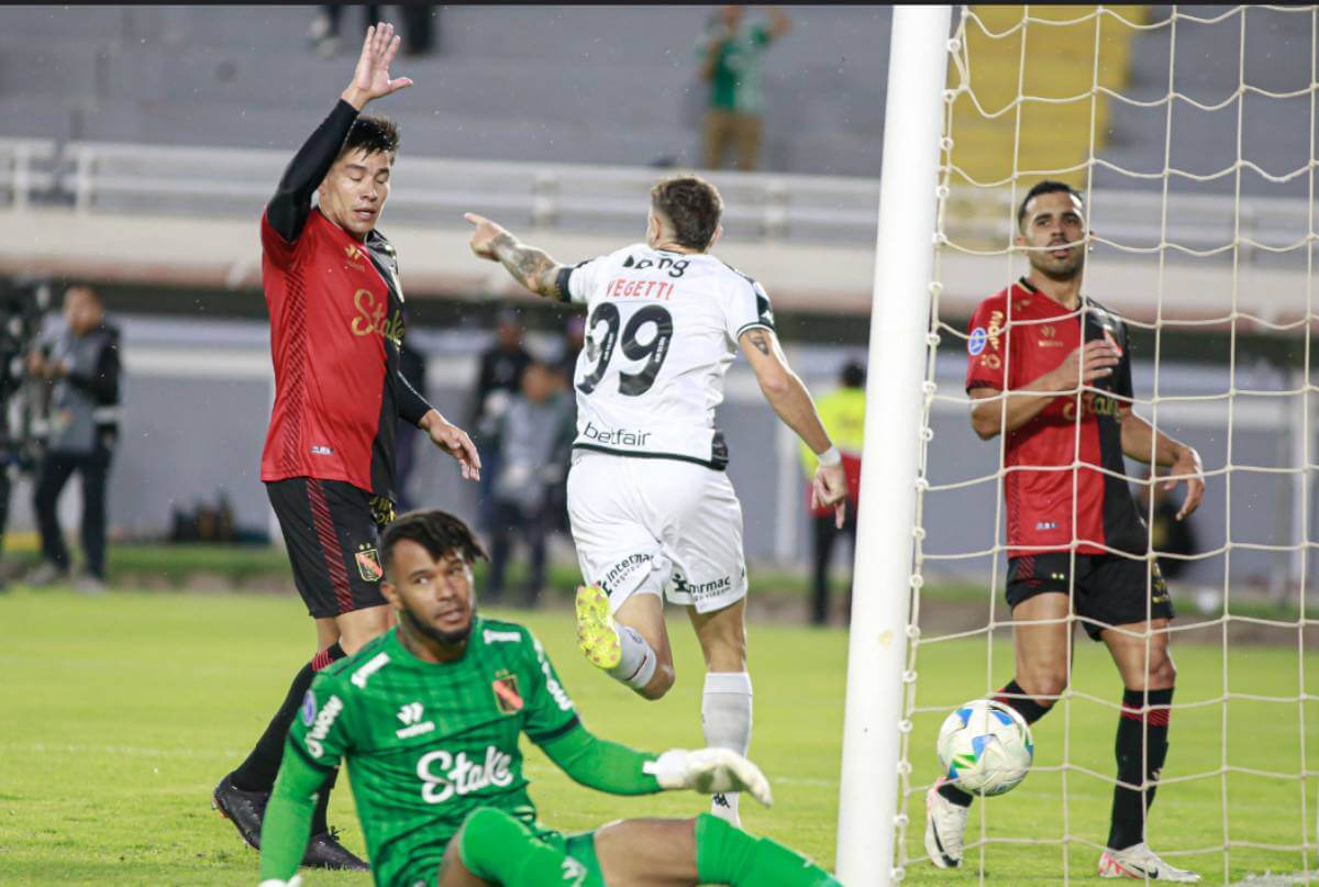 Vegetti comemorando gol contra o Melgar