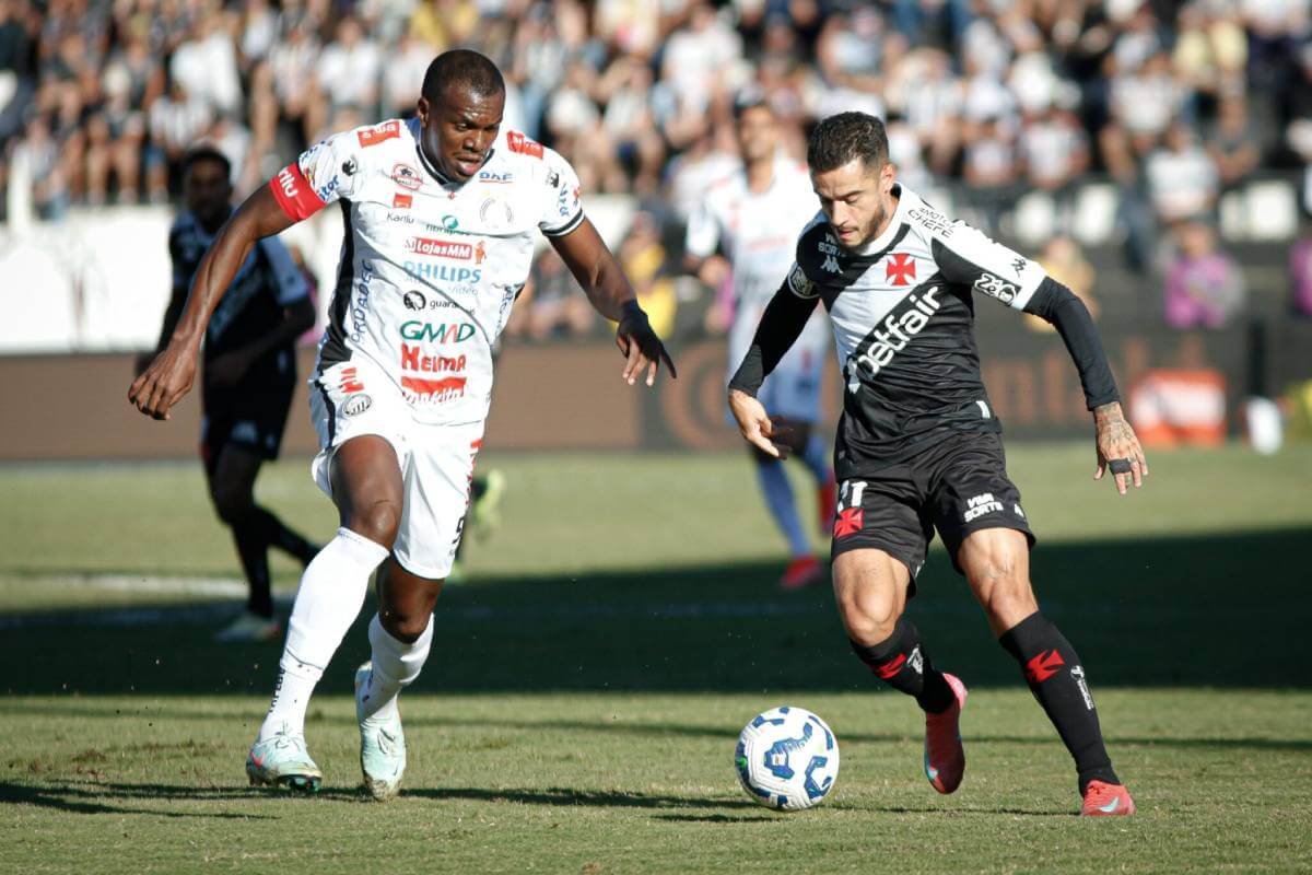 Coutinho em jogo contra o Operário-PR