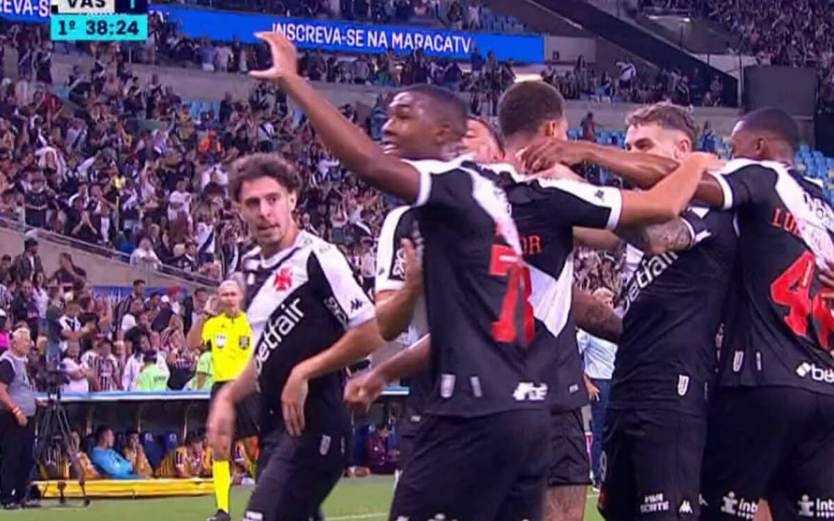 Rayan faz o gesto de 'C' para provocar o Fluminense