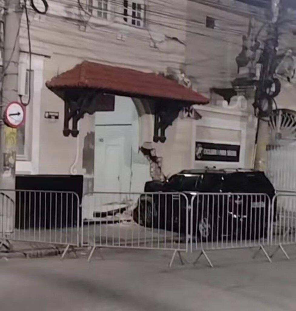 Colisão de carro com muro do estádio do Vasco