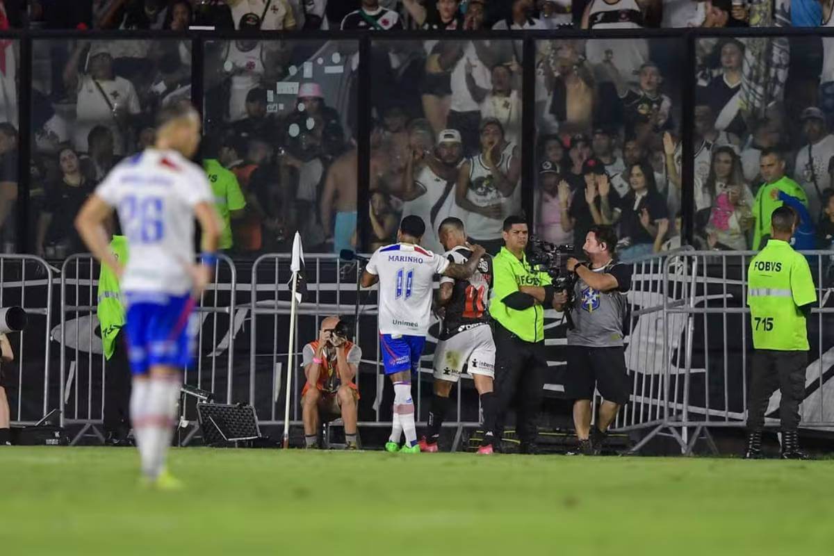 Coutinho e Marinho saem abraçados após expulsão
