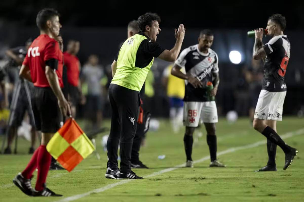 Diniz orienta o time do Vasco contra o Fortaleza