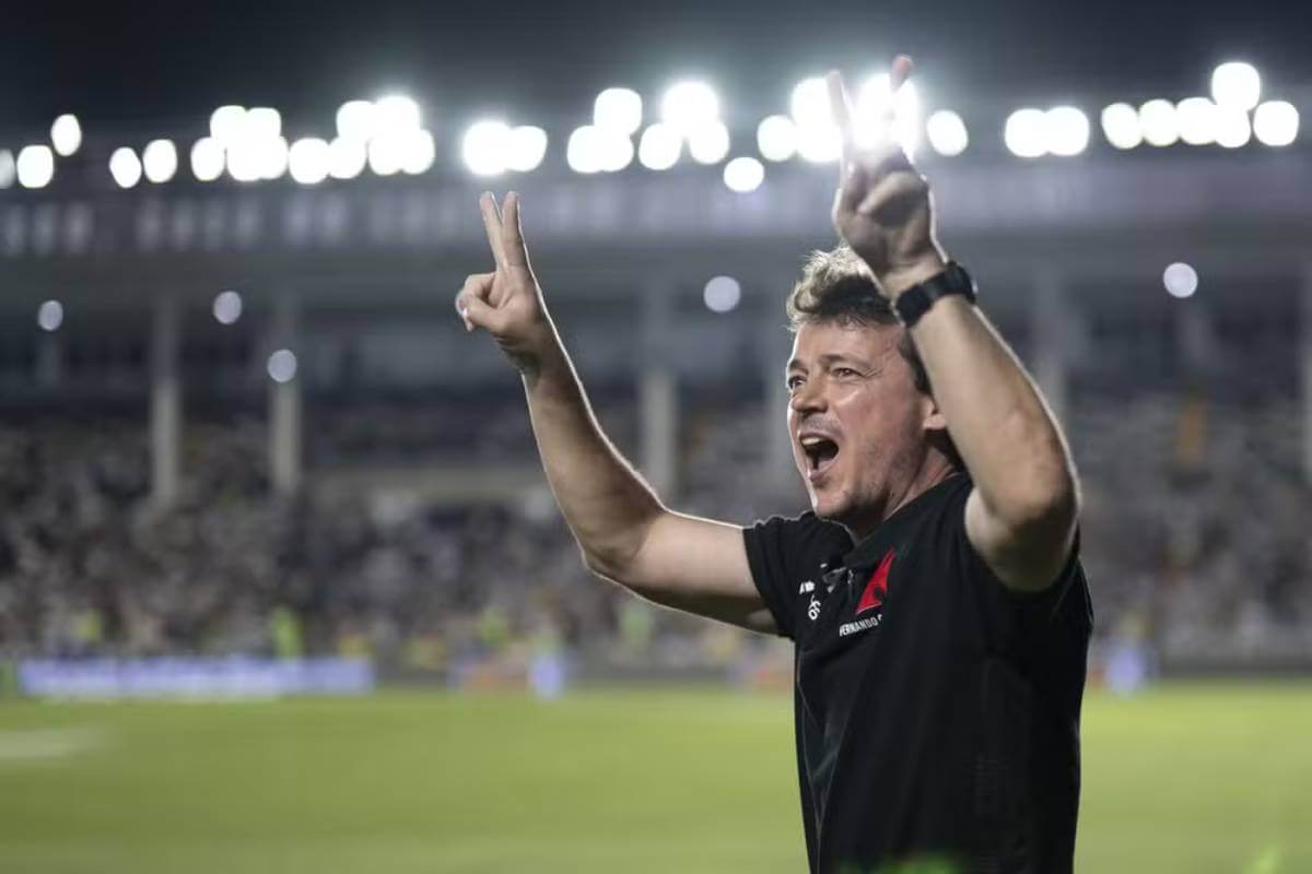 Diniz festeja vitória sobre o Fortaleza