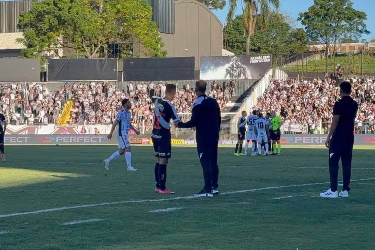 Felipe conversando com Coutinho durante jogo