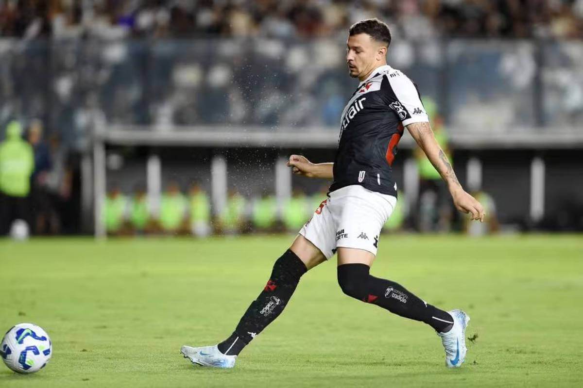 Hugo Moura em jogo contra o Fortaleza