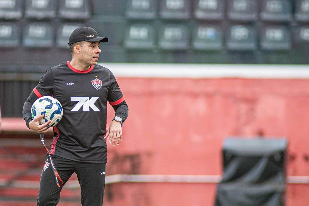 Jair Ventura, técnico do Vitória