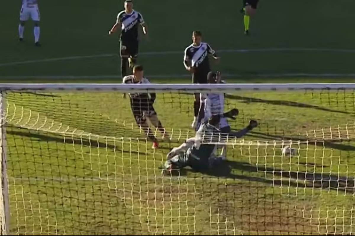 Lance entre Allano e Léo Jardim em Operário-PR x Vasco