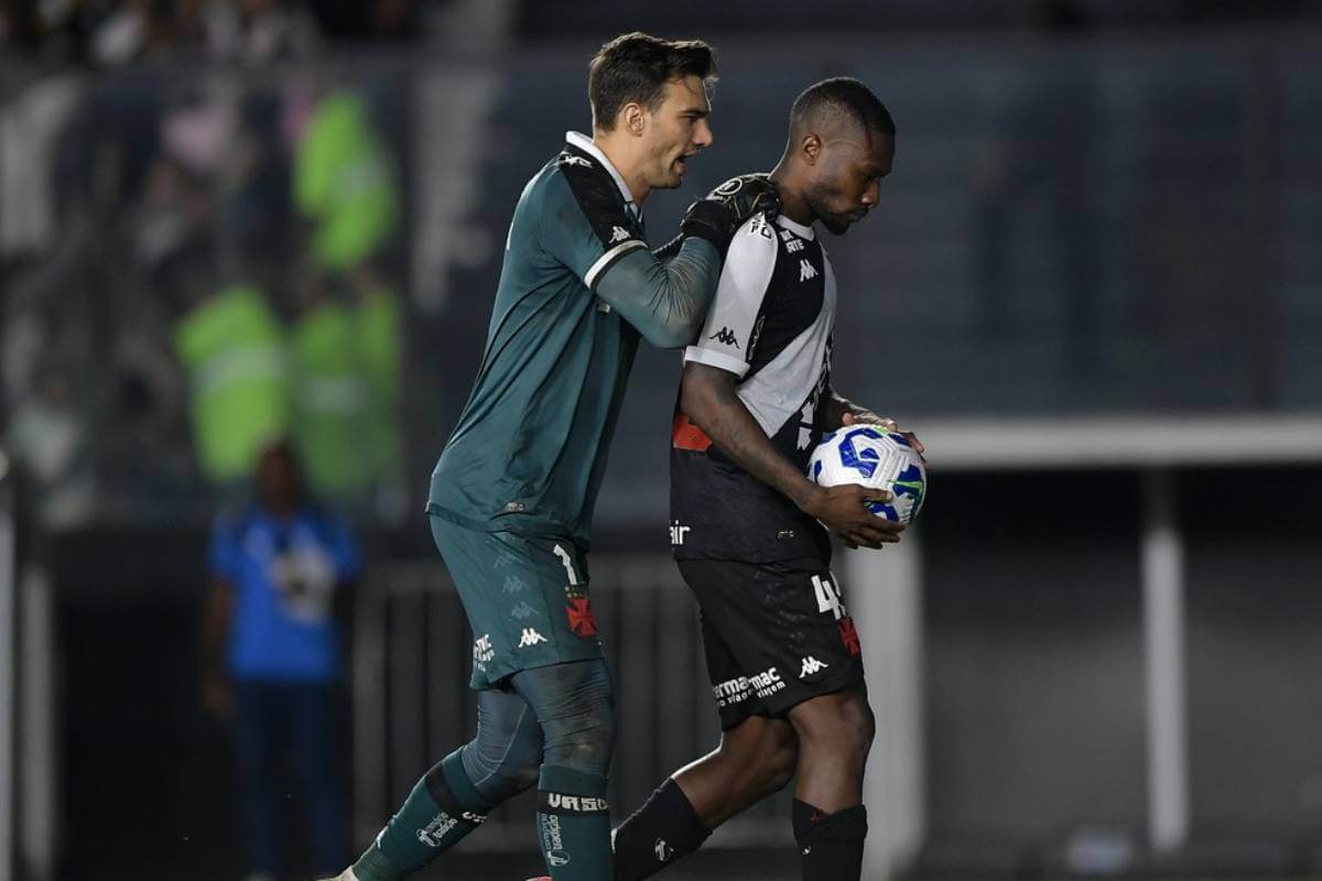 Léo Jardim apoia Loide em cobrança de pênalti