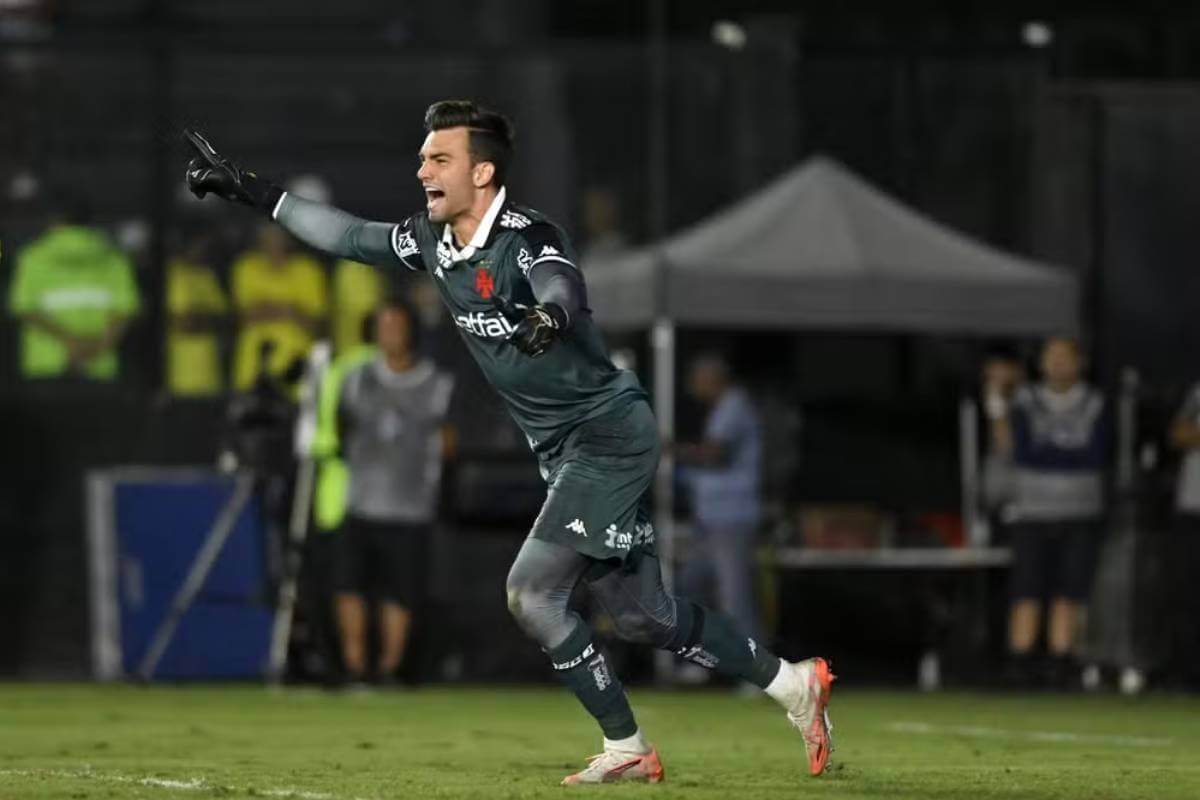 Léo Jardim comemora classificação do Vasco