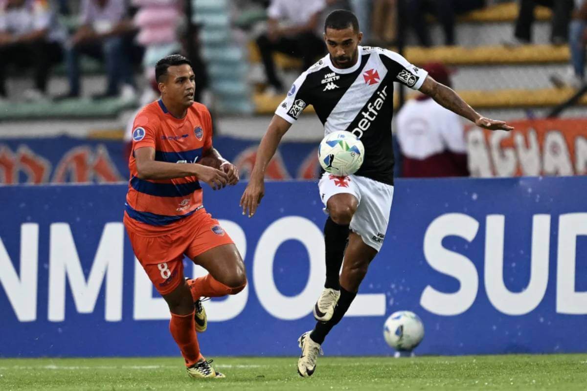 Paulo Henrique em jogo contra o Puerto Cabello