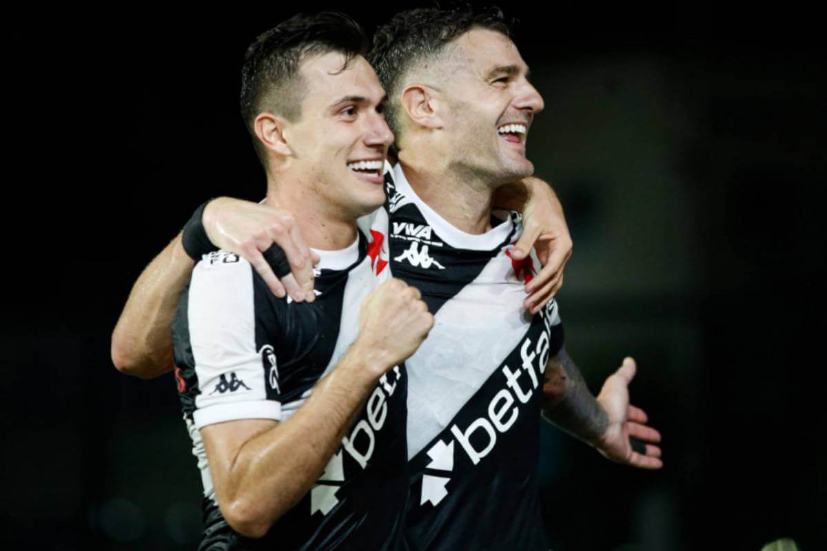 Piton e Vegetti celebram gol em São Januário