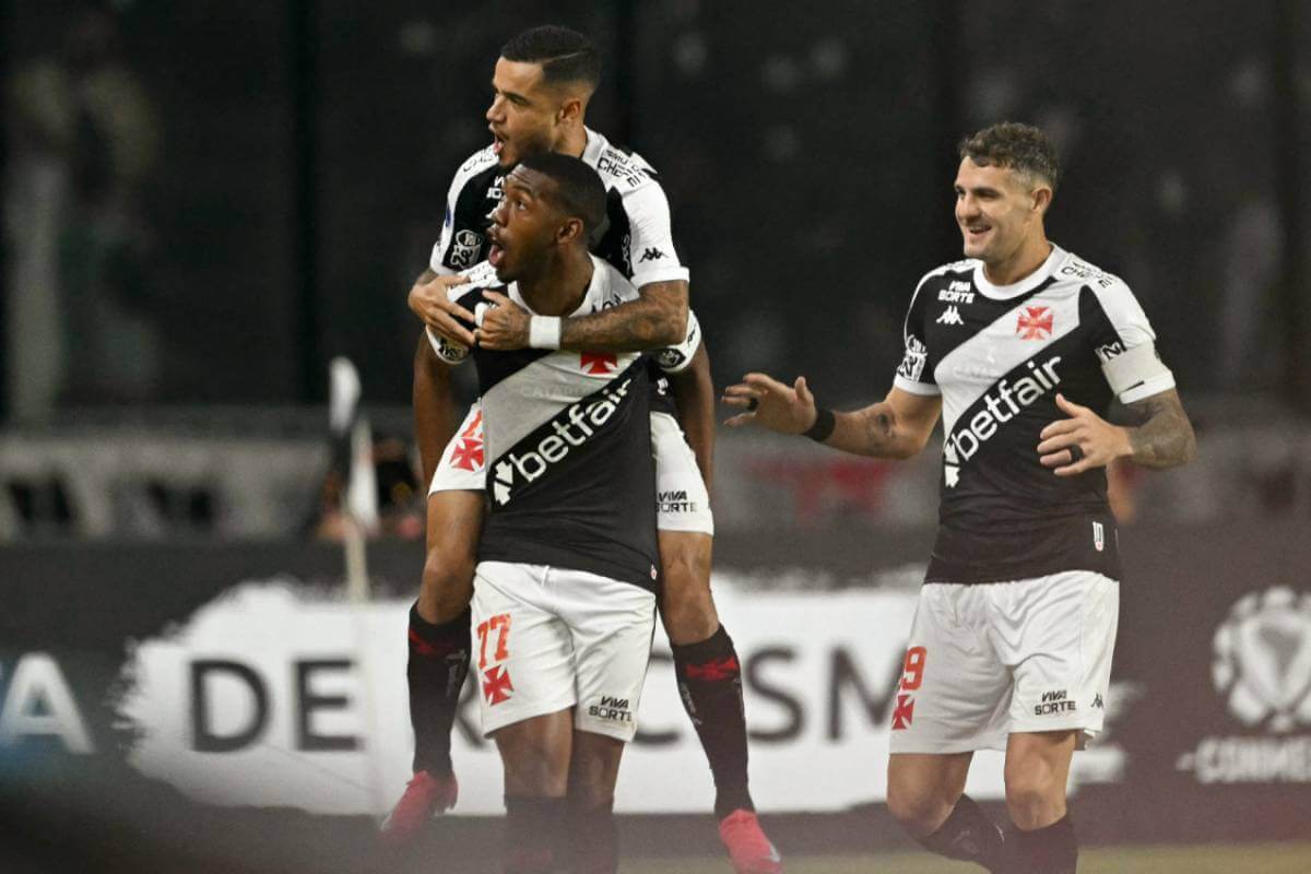 Rayan comemorando gol contra o Melgar