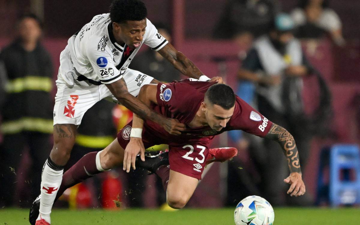 Tchê Tchê em jogo contra o Lanús