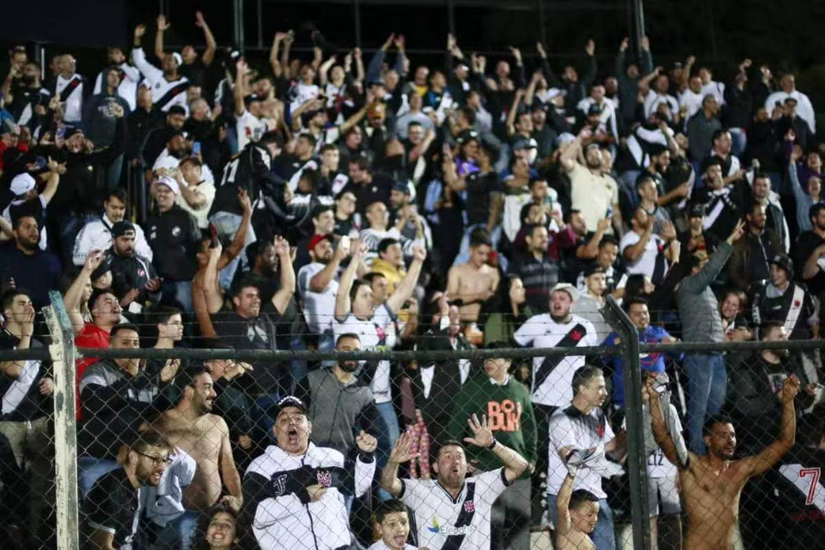 Torcida comemora vitória do Vasco contra o Operário-PR