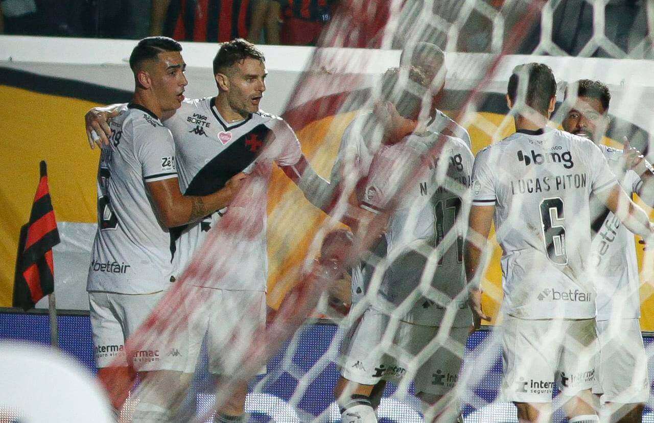 Vegetti comemorando gol contra o Vitória