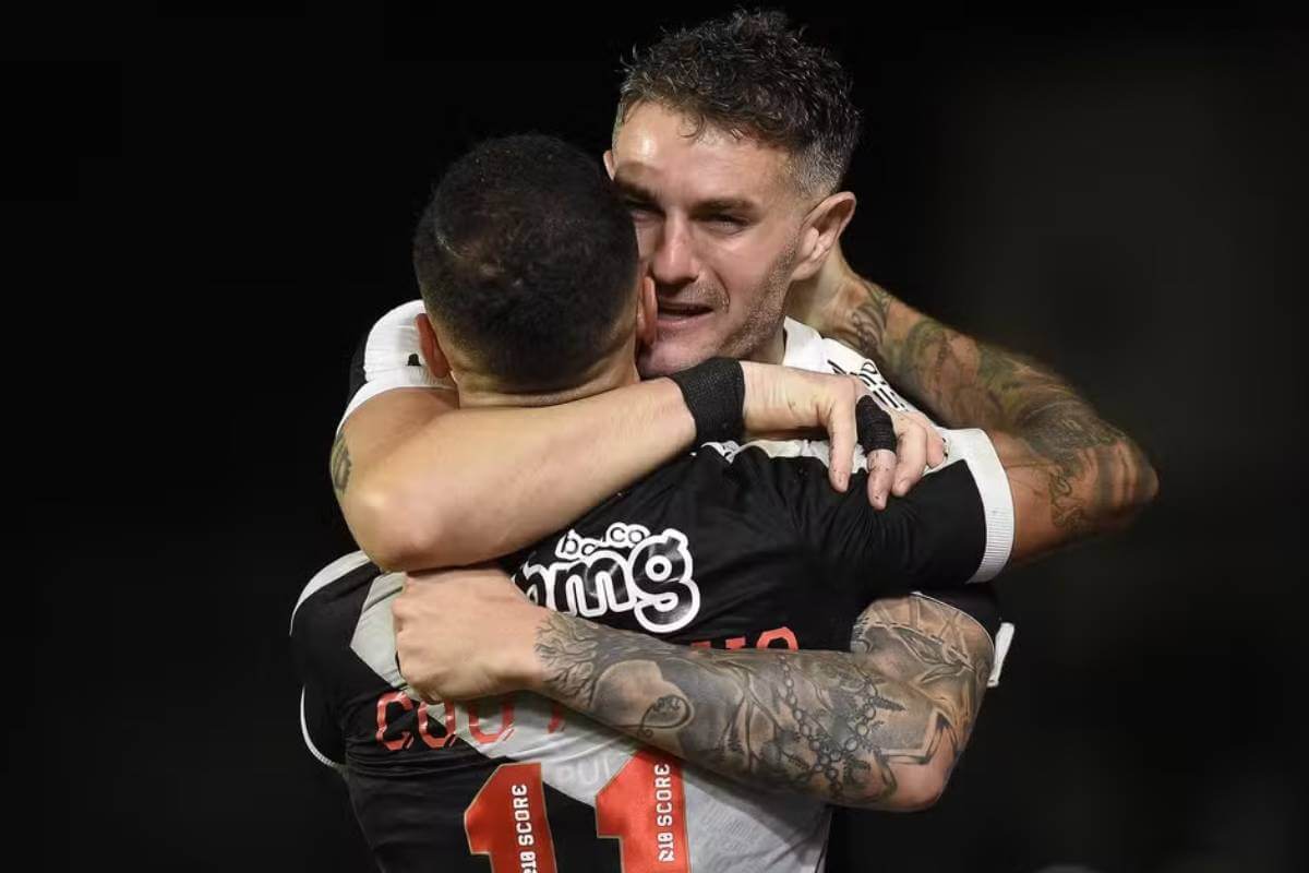 Coutinho e Vegetti em Vasco x Fortaleza
