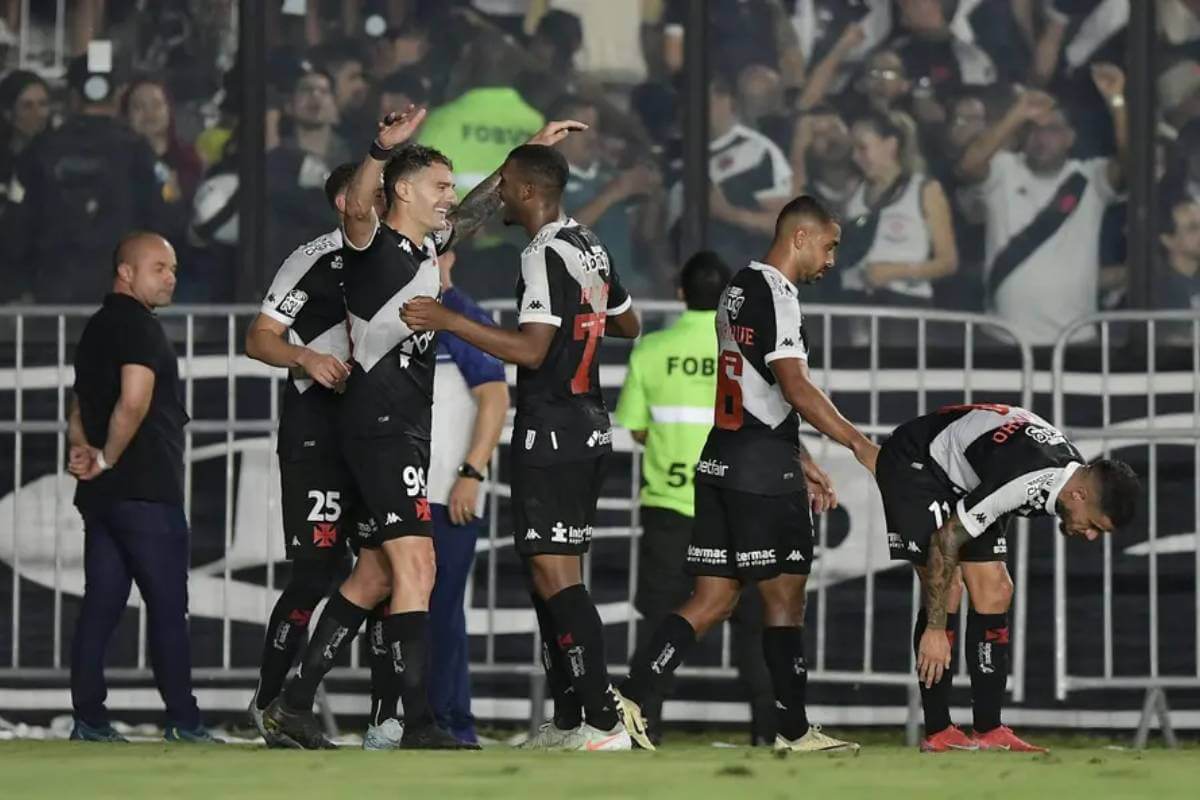 Vegetti e Rayan comemorando gol