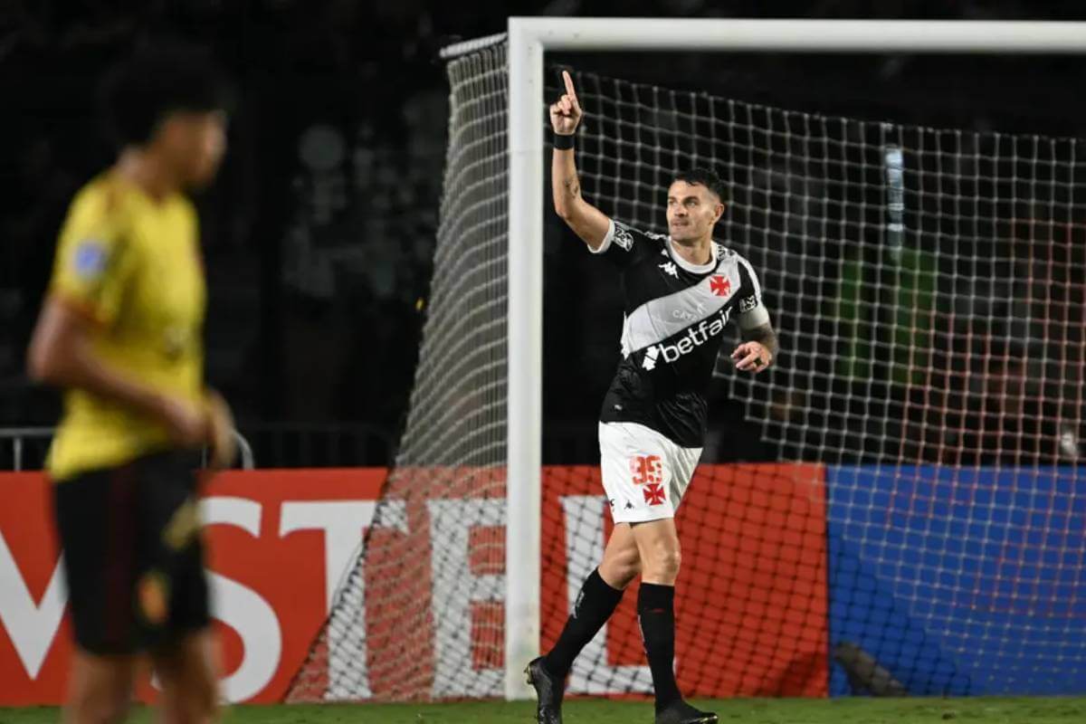 Vegetti comemorando gol contra o Melgar