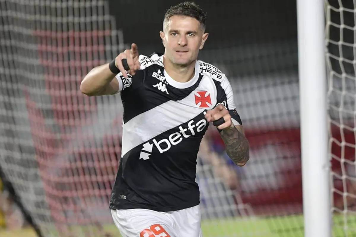 Vegetti comemorando gol contra o Fortaleza