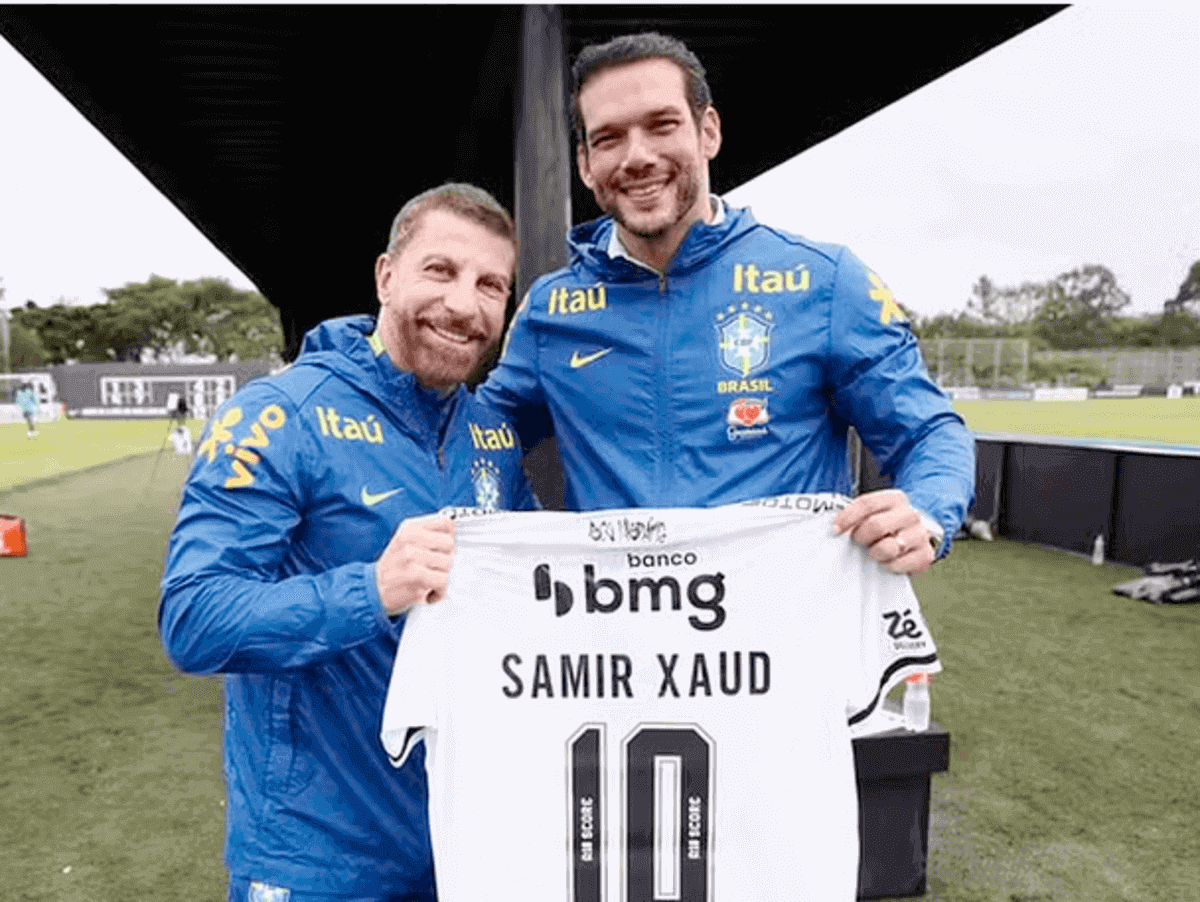 Presidente da CBF ganha camisa de Pedrinho